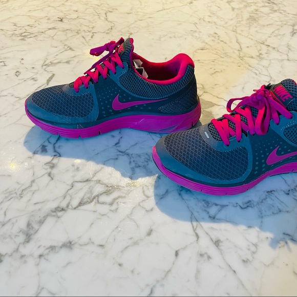 NEW Nike Sneakers - Picture 6 of 15